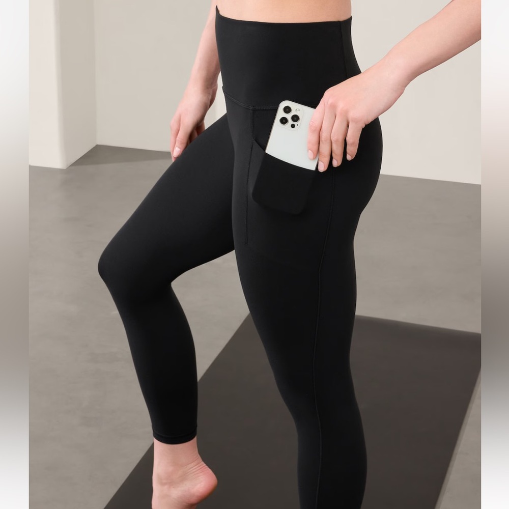 Athleta Black Salutation Stash Pocket High Rise 7/8 Legging